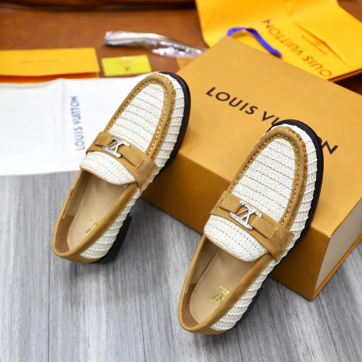 Men's shoes 💰: 💰900LV Louis Vuitton slip-on loafers, top quality products produced in Dongguan, ready for sale! This LV Glove loafer is made of selected soft cowhide, with a slightly wrinkled leather surface and a very high-end texture. Each pair is unique. The leather surface is light and soft, with a fine texture and good luster. It is a classic loafer style, with exquisite handmade mark stitching on the toe, and a square toe configuration to highlight the classic style. The horizontal band has hot-printed LV three-dimensional letters, semi-solid handcrafts and a genuine leather outsole, and a rubber patch on the heel to create wear-resistant performance and comfort. One of the must-have loafers for men! Comes with full original packaging! Code number: 38-39-40-41-42-43-44 (38, 45, 46 customized) standard leather shoe code